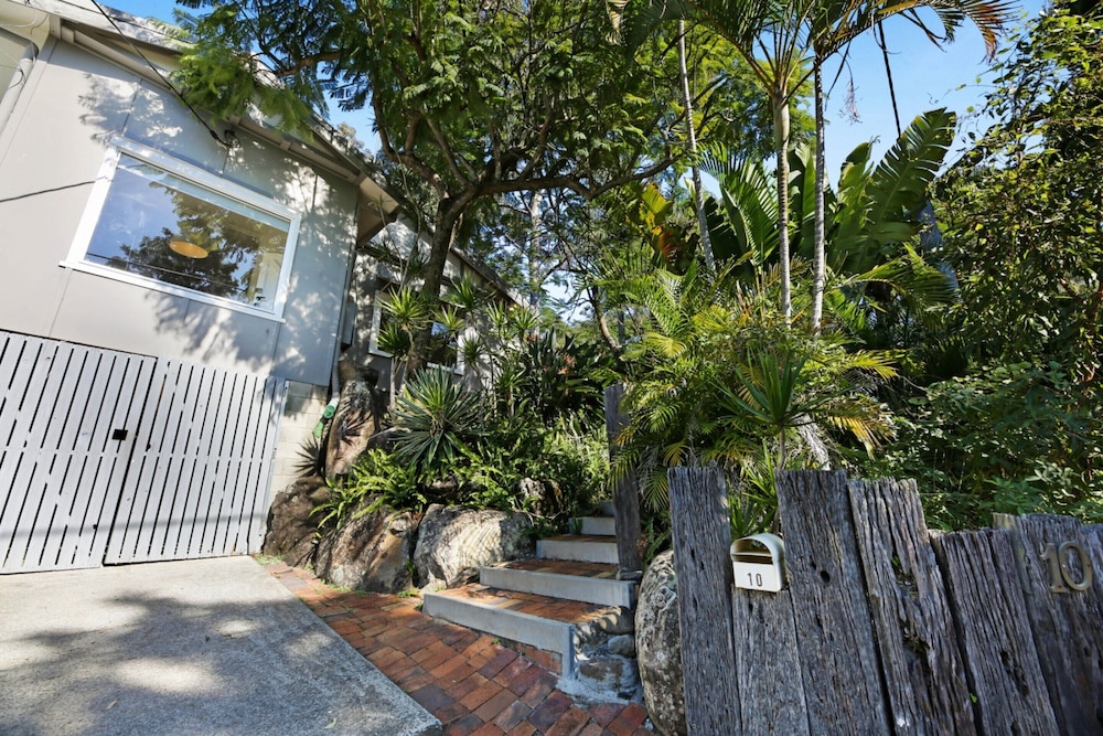 2-bed Beach House in Burleigh Heads Amidst Nature