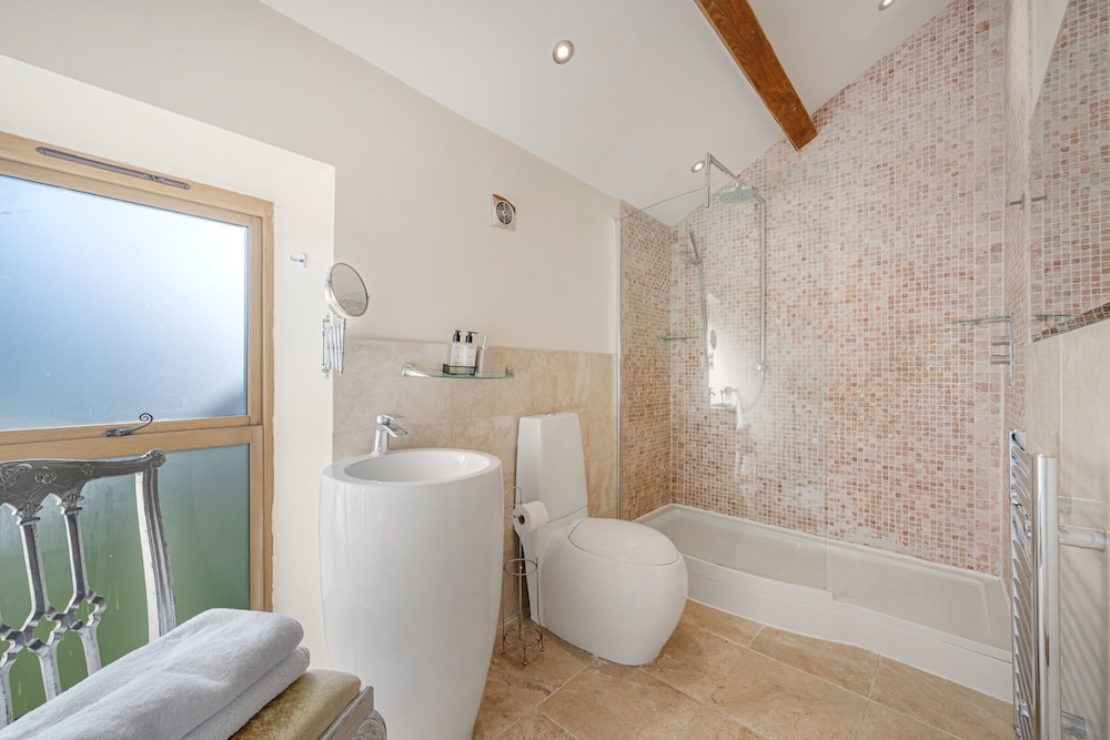 5-bed Retreat, Sleeps 12 in Harrogate With Hot Tub