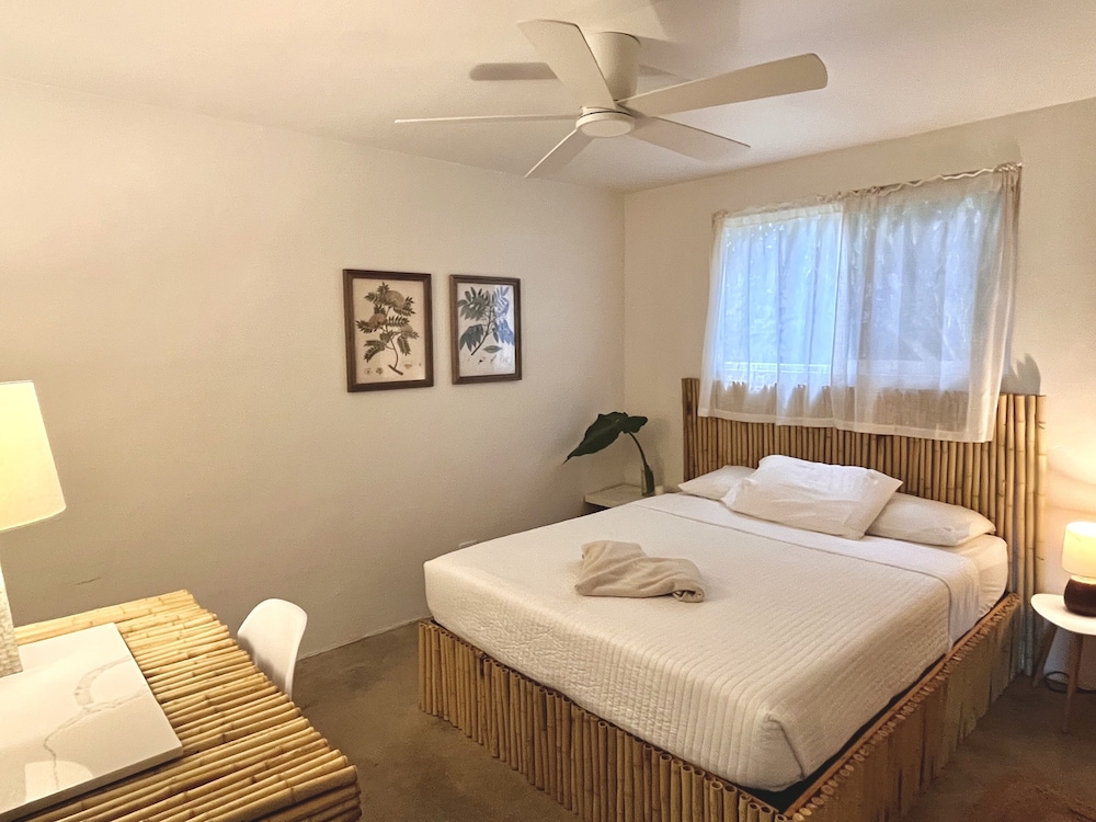Akule Clubhouse: Awa 1 Bedroom Apt by the Beach 1 Condo by RedAwning