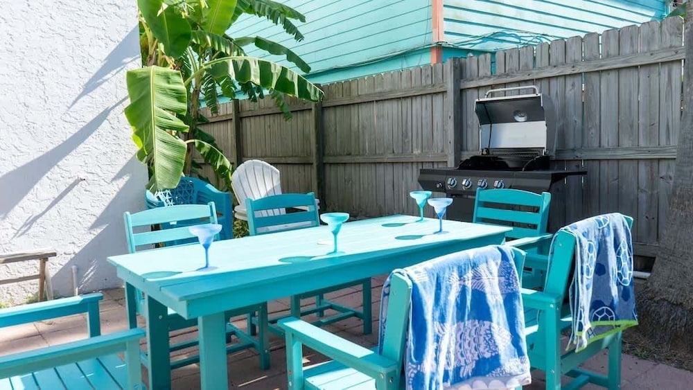 Fun Retro Island Vibe Sleeps 17 Beach 1 Block 4 Bedroom Home