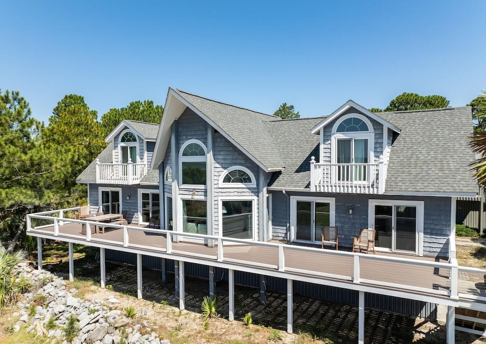 Spectacular Open Floor Plan With Elegance 5-bed, 4-bath Haven on Fripp Island