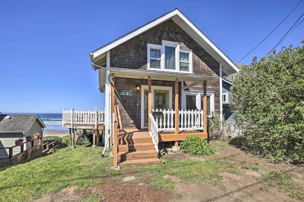 Beachfront Newport Cottage With Private Hot Tub! view 2