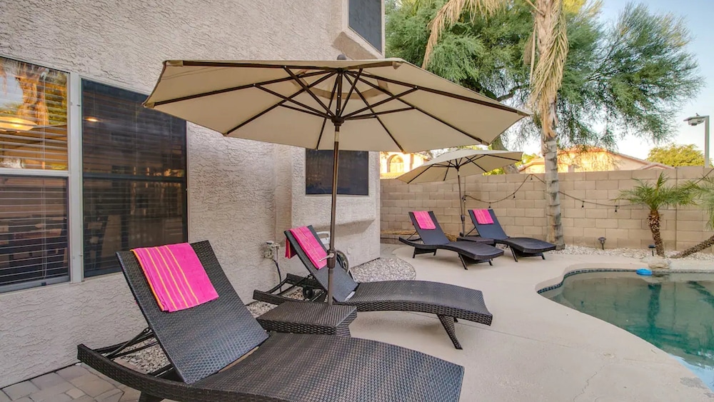 Massive 5 Bdrm Getaway W/pool, Hot Tub, Game Room!