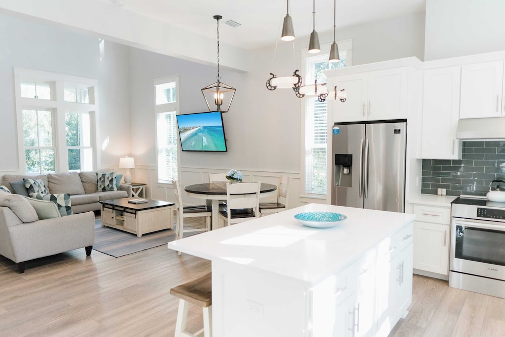 Walk to Beach, 2 Shared Pools, Enclosed Porch, Bikes 30A Hideaway by Avantstay
