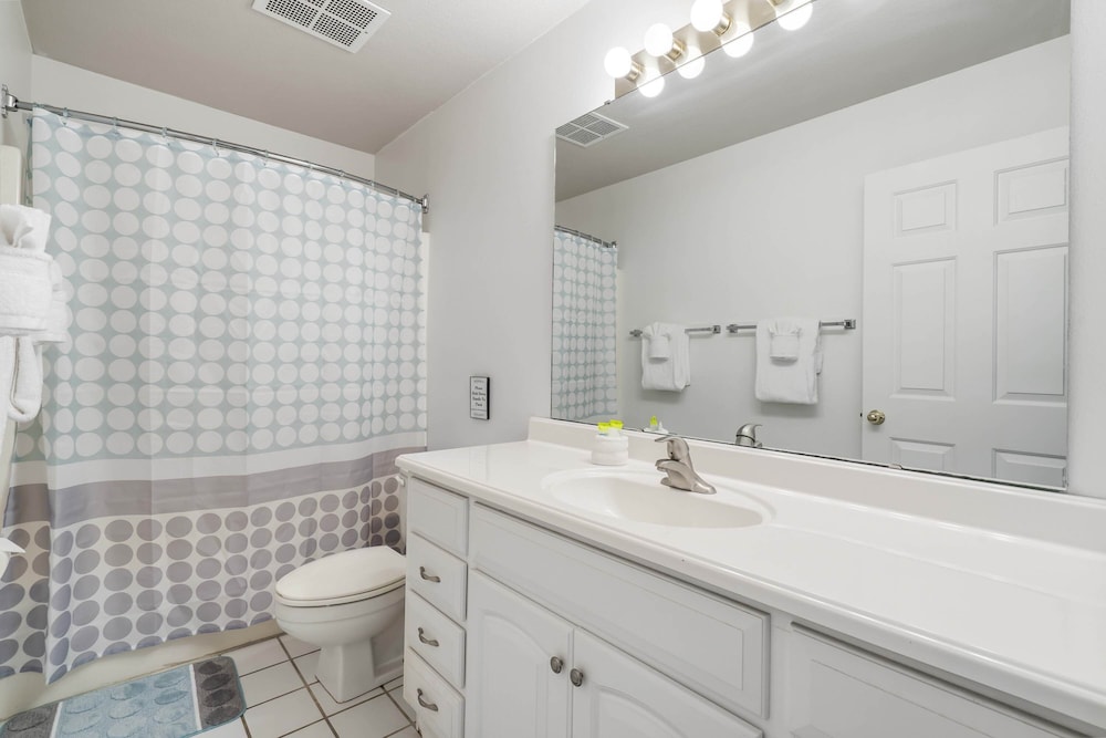 Royal Ridge Modern Condo for 4