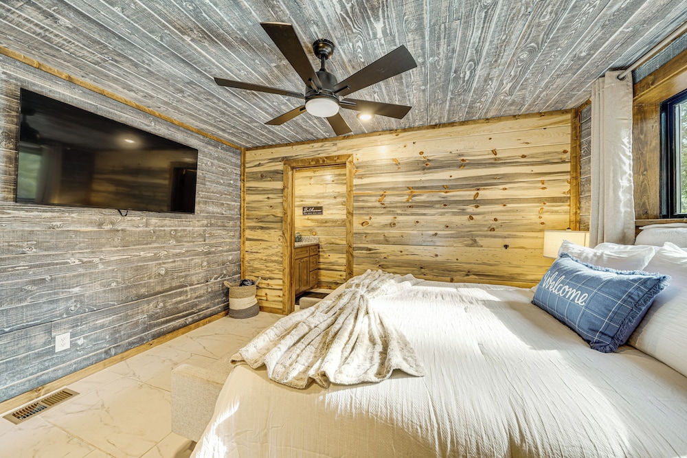 Hike, Fish & Unwind: Cabin w/ Yard in Broken Bow!