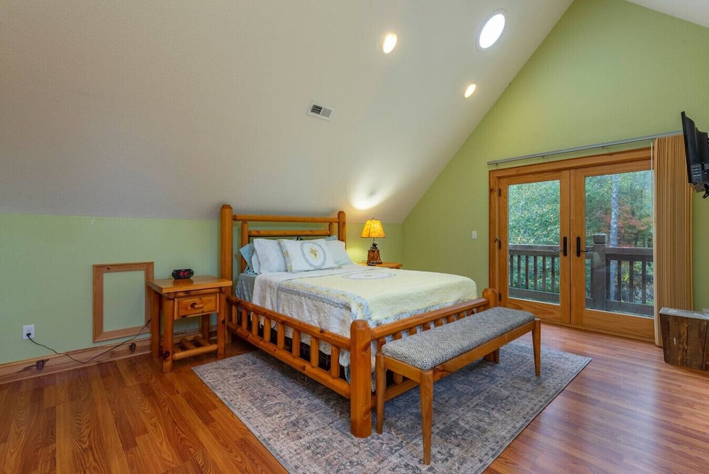 Luxe Riverfront Escape Mtn Views Pickleball Ct