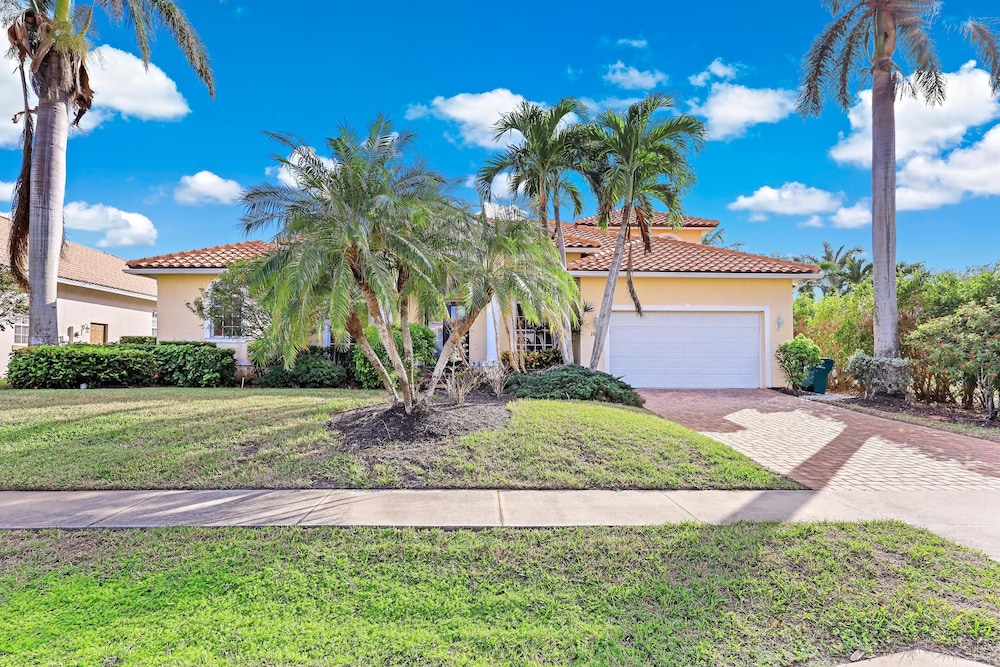 Large Waterfront Home With All-day sun on Pool
