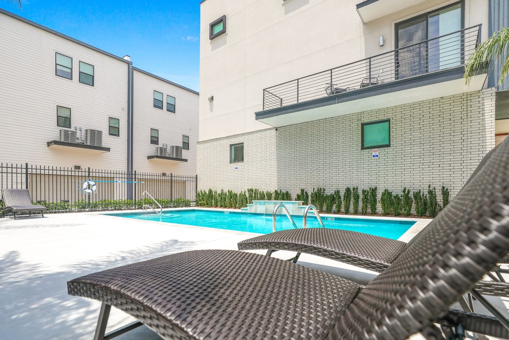 Bienville Townhouse in Mid City near FQ