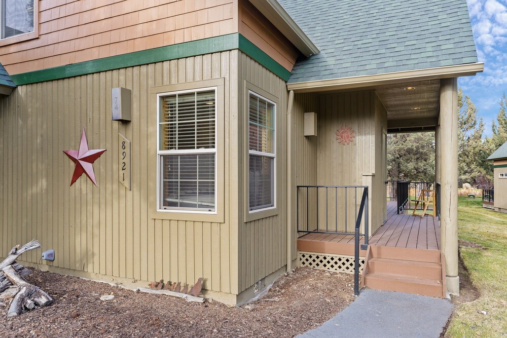 Deer Park Cabin 3 Bedroom Home by RedAwning view 3