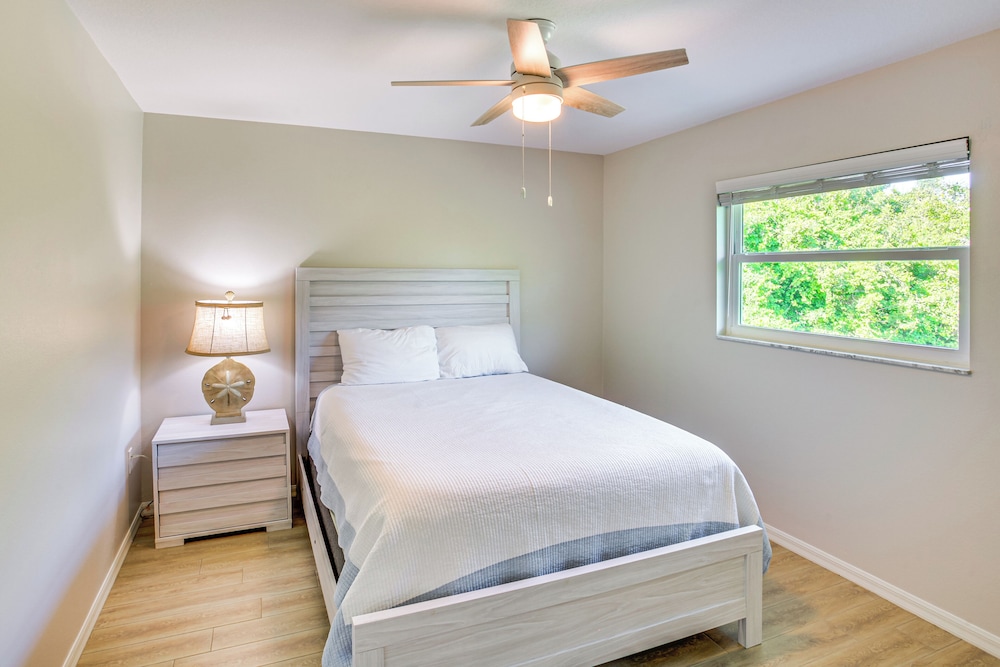 7 Mi to Beach: Family-friendly Englewood Escape!
