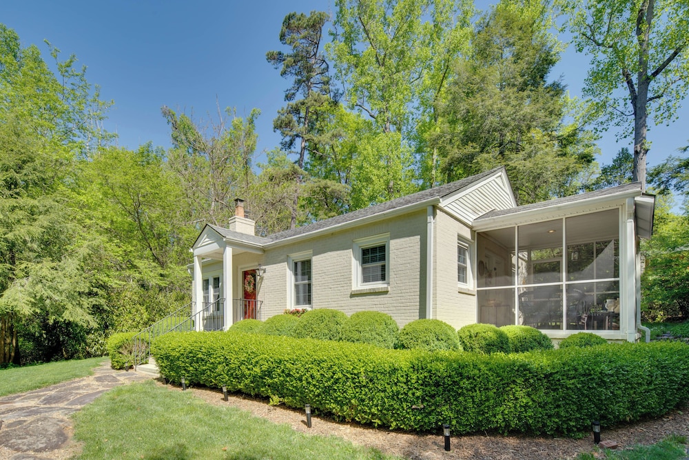 7 Mi to The Biltmore: 'Le Canard' Cottage w/ Porch view 5