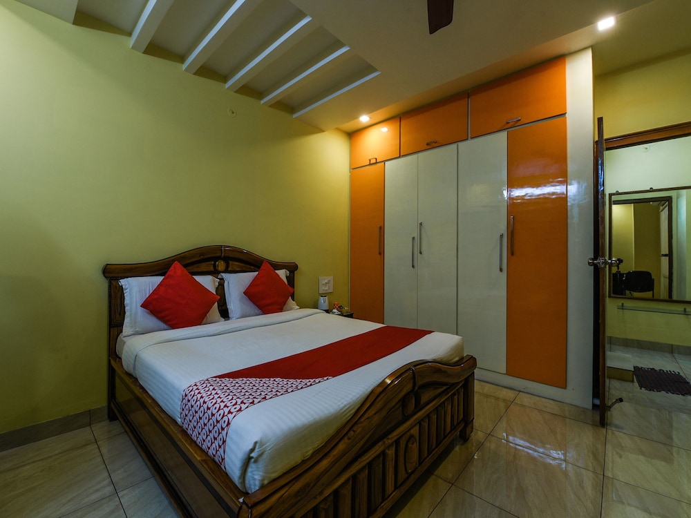 OYO 18612 Sree Sai Surya Service Apartment