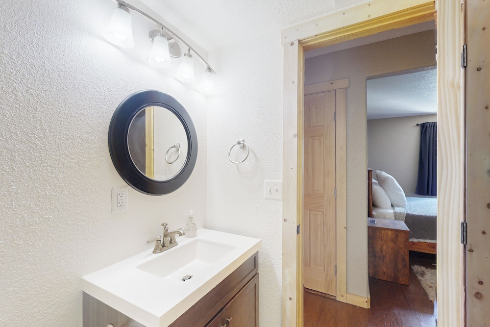 3 BR Cabin w/ Hot Tub, Large Deck & Wifi