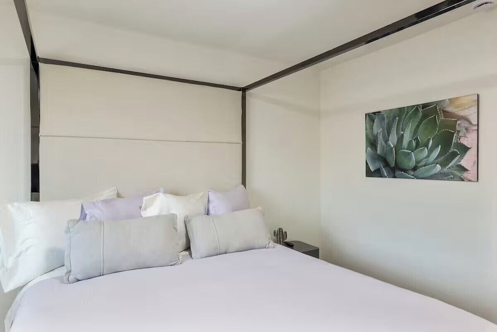 Desert Dream- Retreat with Heated Pool