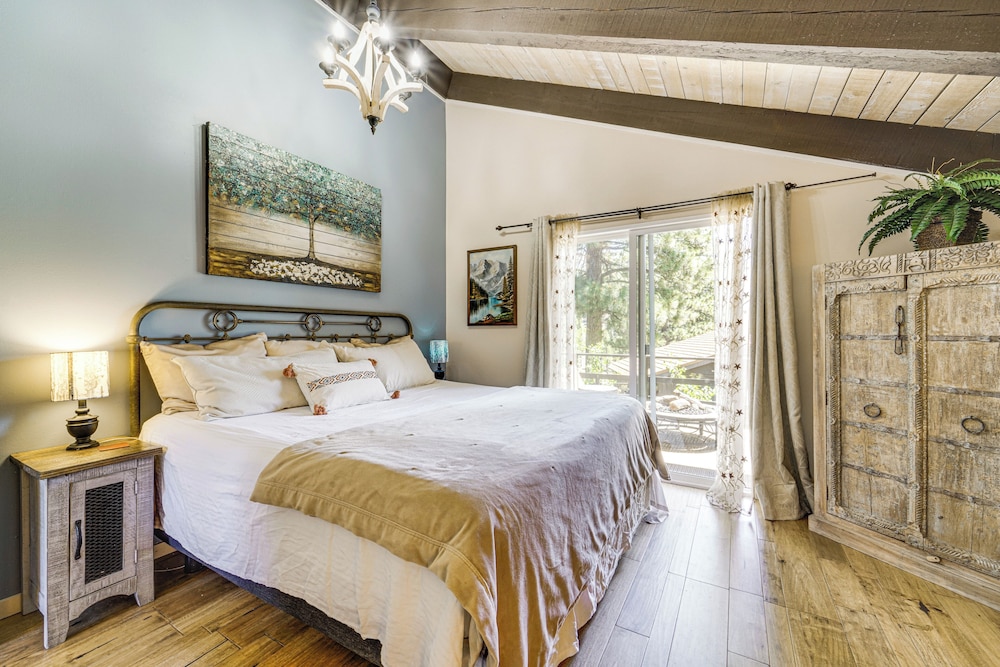 Walk to Diamond Peak: Luxe Chalet w/ Mtn-view Deck