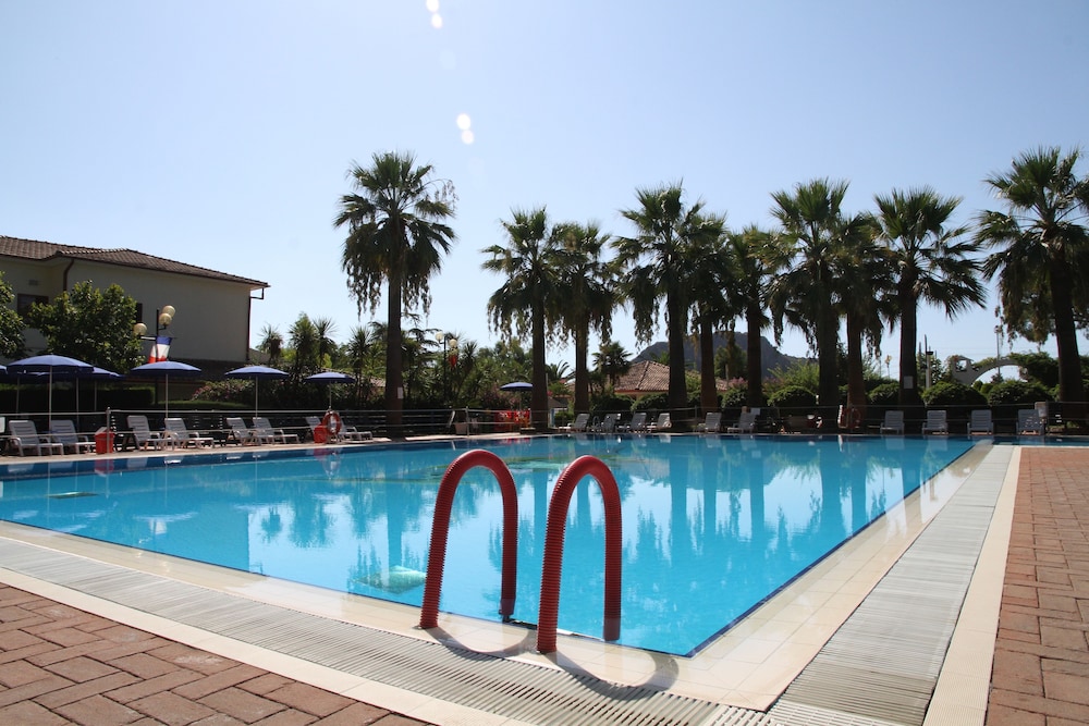 Villaggio Turistico La Mantinera Hotel