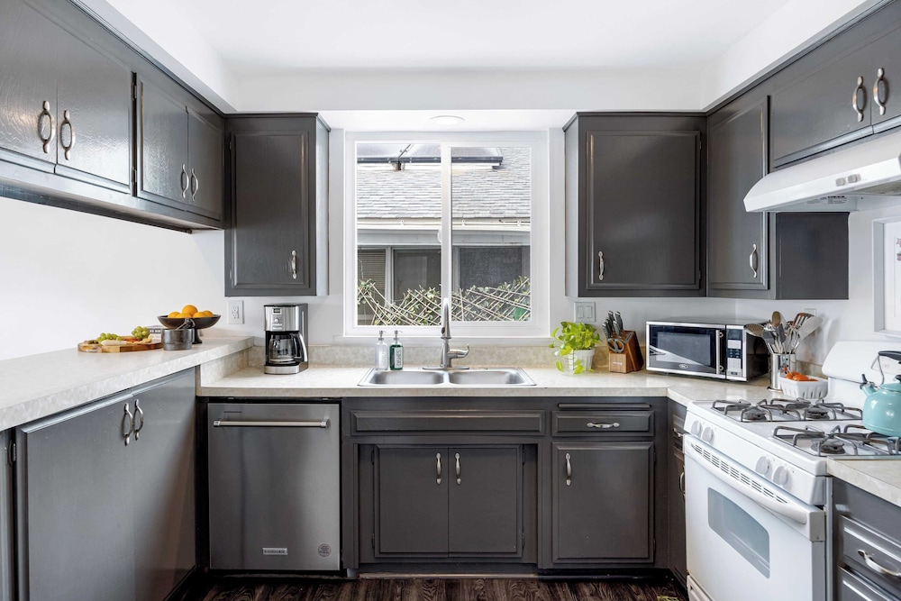 Topside Newport Rooftop Balcony + Ocean Views + Walk to Pier, Marina Village