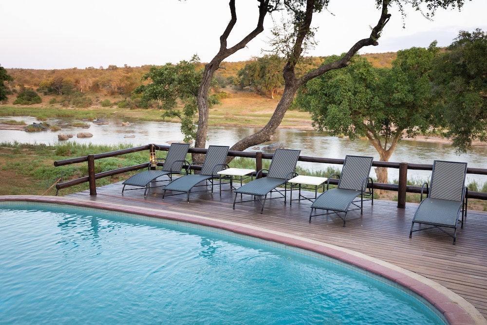 Nyati Safari Lodge