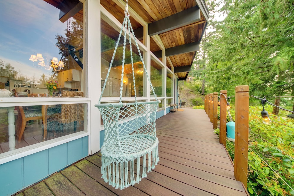 2 Blocks to Puget Sound Beach: Lummi Island Home