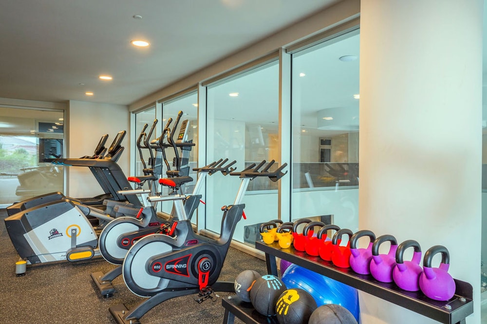 Beachfront Luxury NEW 3br2 5BA Condo Eagle Beach