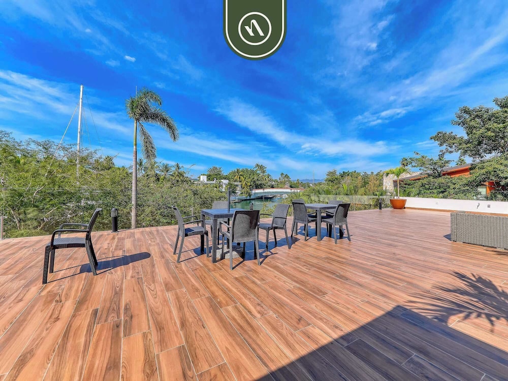 Brand New 1 BR Condo - Pool - Jacuzzi - Gym