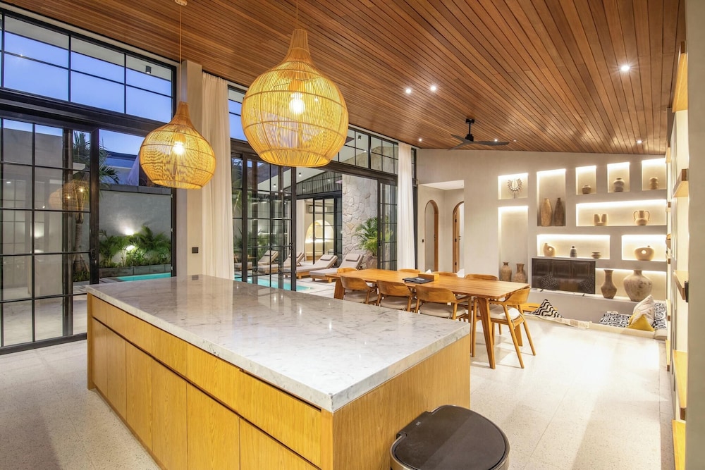 Stylish 5BR Boho Hideaway, 5 Minutes Bingin Beach
