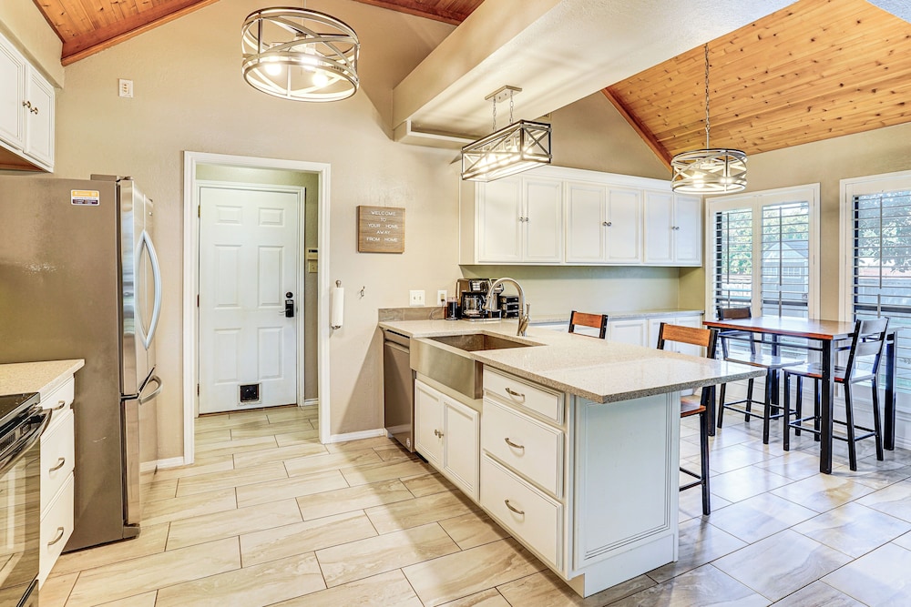 Patio & Yard: Family Home 12 Mi to At&t Stadium!
