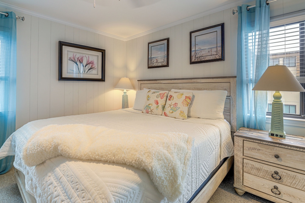 Steps to Sand! Condo w/ 2 Pools in Atlantic Beach