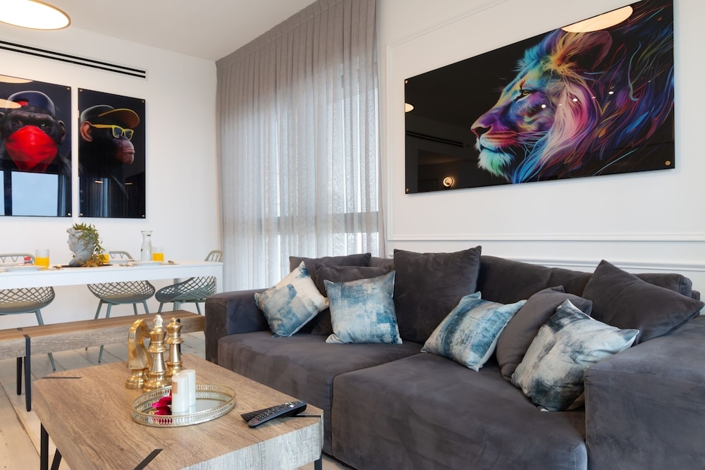 3 BR SeaFront APT Prestigious Tower