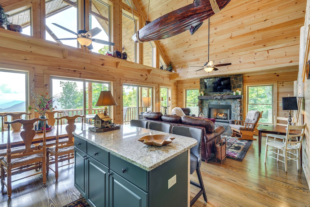 Hot Tub, Game Room & Views: Mars Hill Mtn Retreat!
