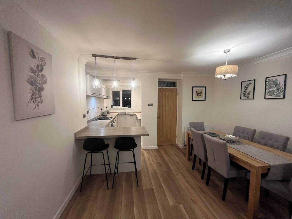 Charming 3-bed Cottage - Private Garden & Parking