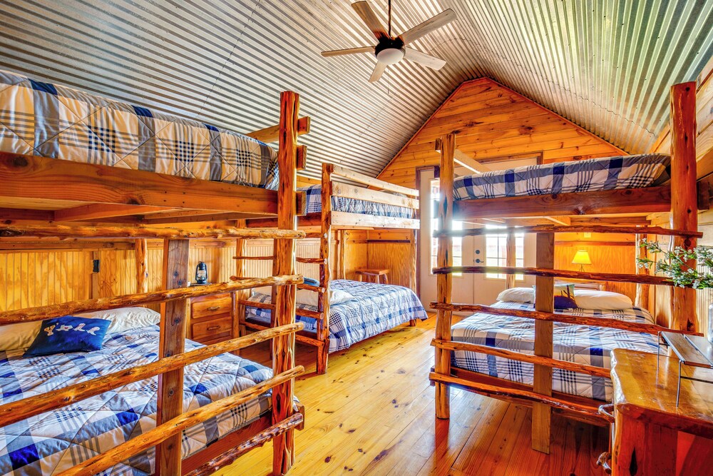 Group Getaway! Multi-level Lodge on Lake Tawakoni