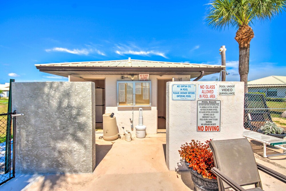 Screened Porch + Pool Access: Cozy Sebring Condo view 4