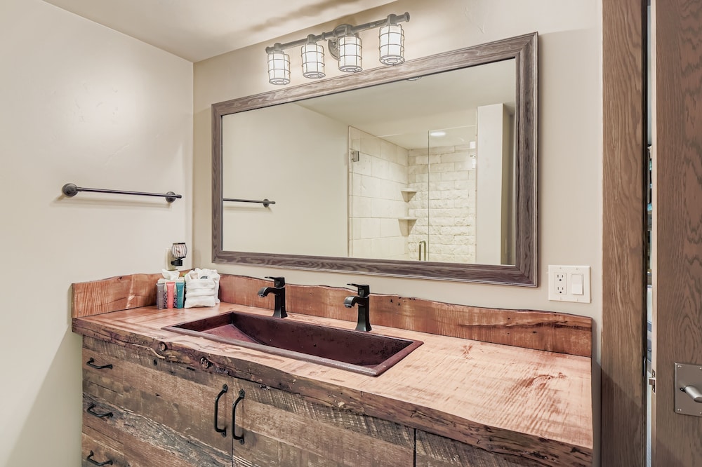 King Road Luxury Lodge, Private Hottub, Game Room, Media Room 45 4 Bedroom Home