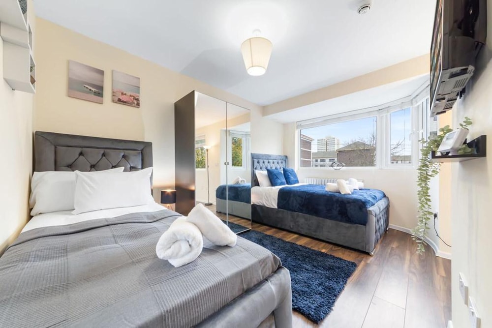Spacious Sleeps 3 Ensuite Room In Twickenham TW7 view 5