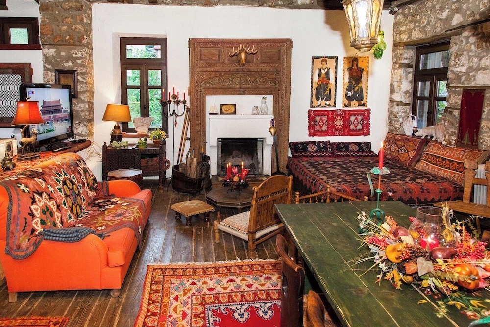 260m2 Unique Mountain House in Lilea Parnasos