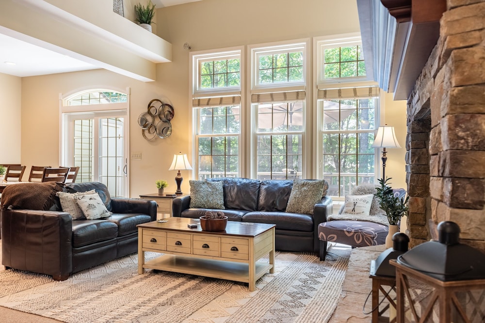 Highland Hideaway by Avantstay Group Poconos Retreat w Patio Game Room