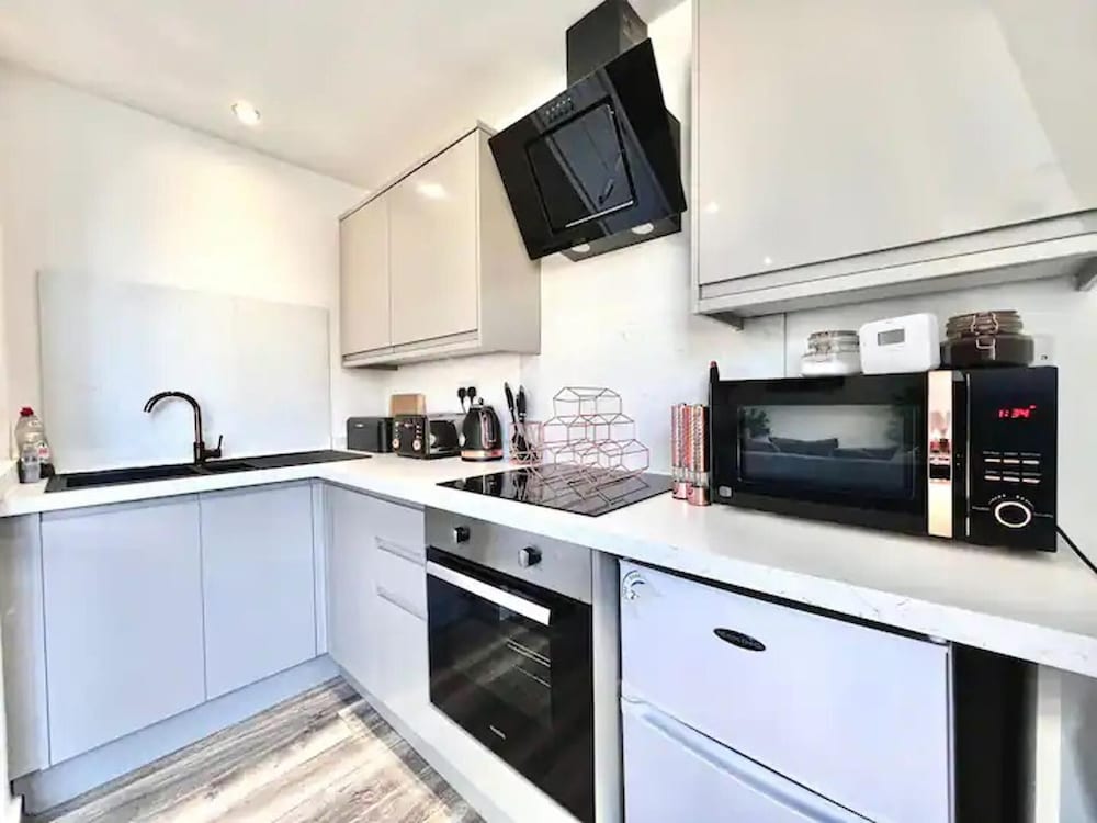 Remarkable 2-bed Apartment in Liverpool view 4