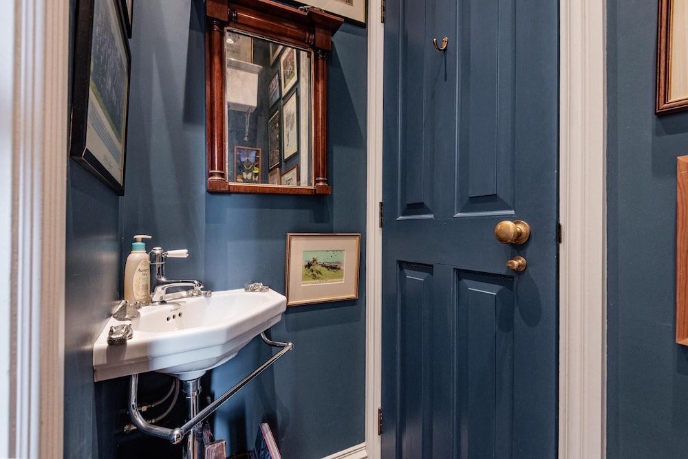 Charming Pimlico Home Close to the River Thames by Underthedoormat