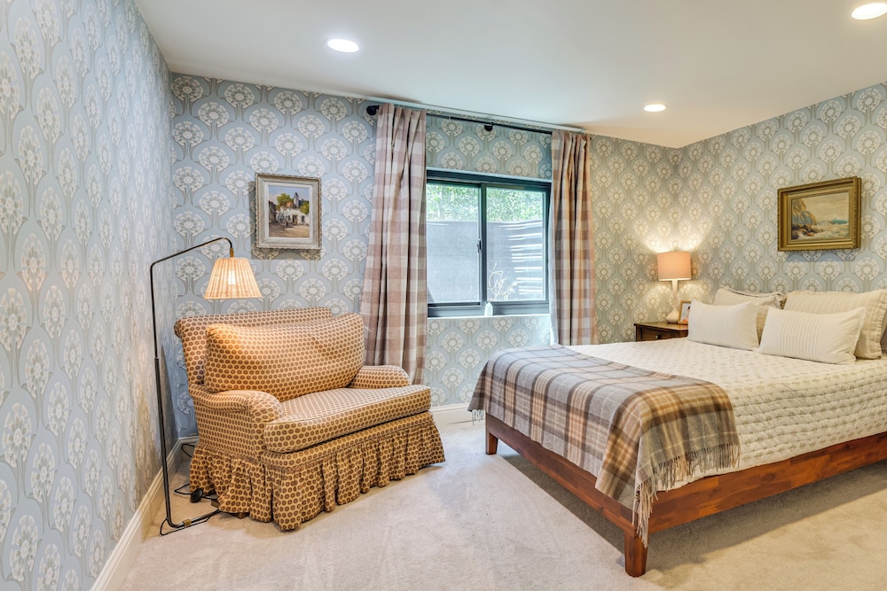 Ski, Hike & More: Homey Huntsville Retreat!
