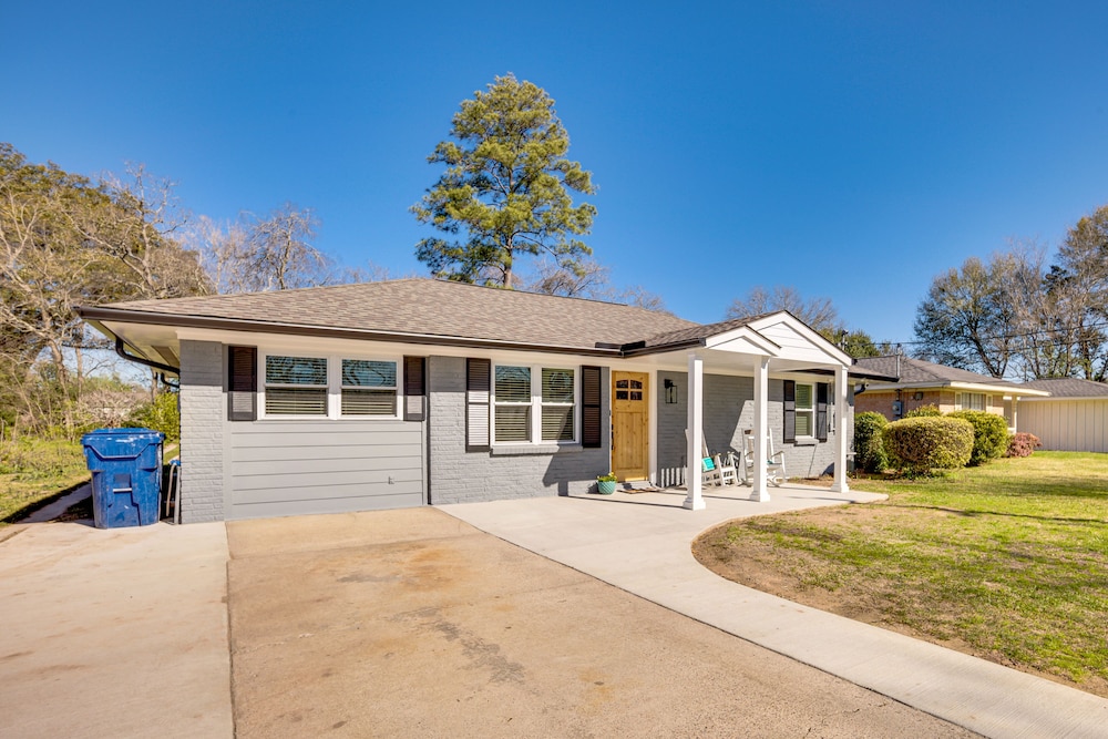 Pet-friendly Tomball Cottage: Steps to Downtown! view 3