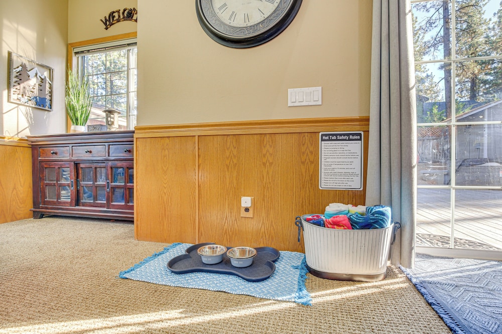 Family-friendly Home w/ Hot Tub in Big Bear!