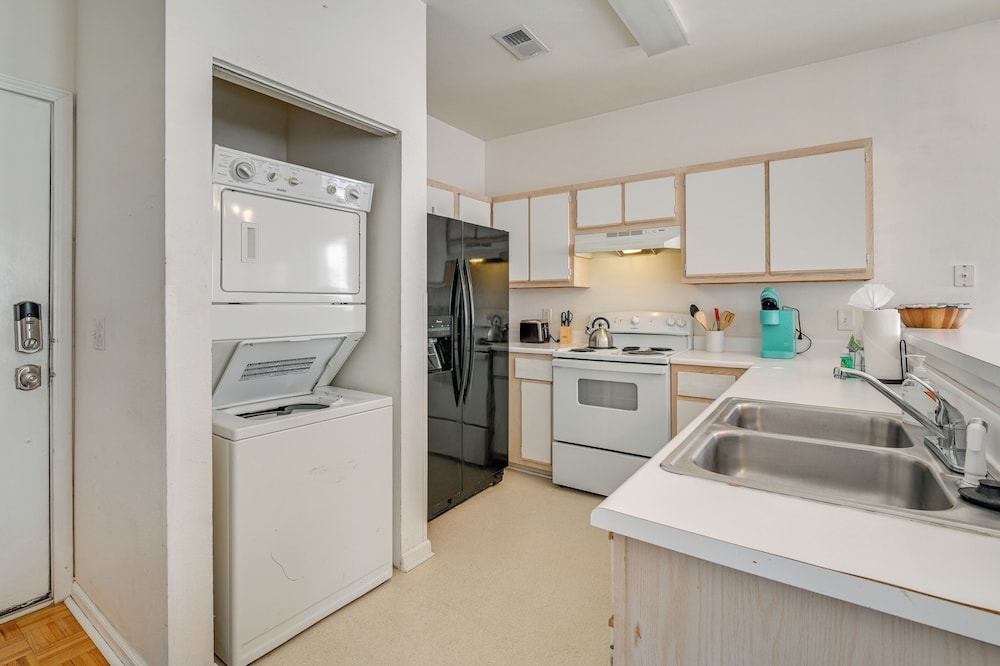 < 1 Mi to Golf: Condo w/ Balcony in Myrtle Beach!