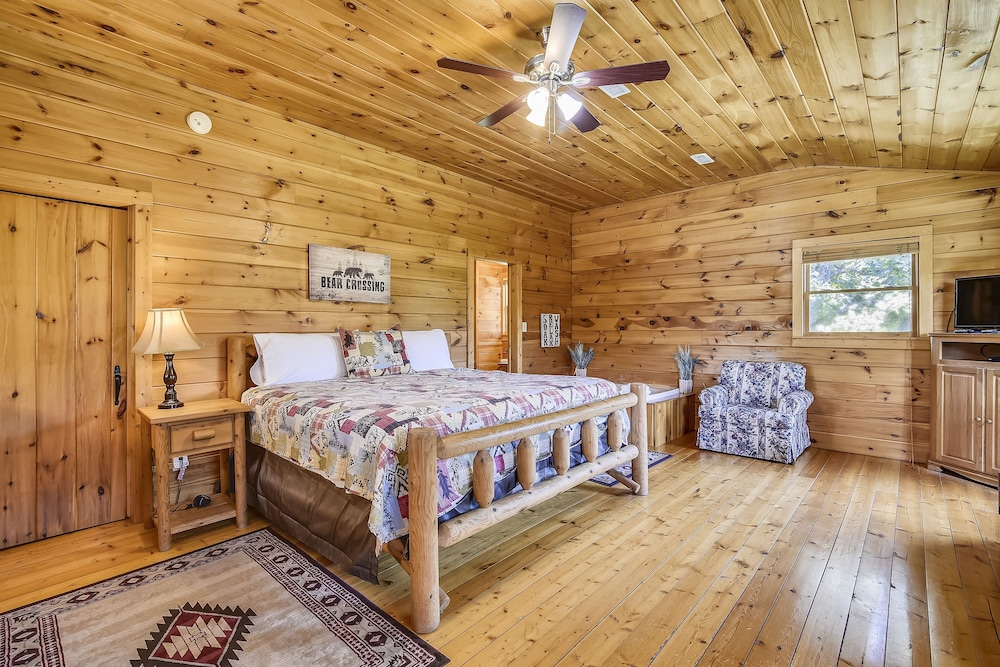 Mountain Serenity 2 Bedroom Cabin by RedAwning view 4