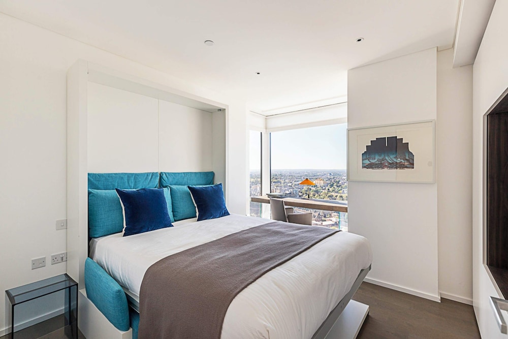 Luxurious 3-bed Sky-high Battersea Gem