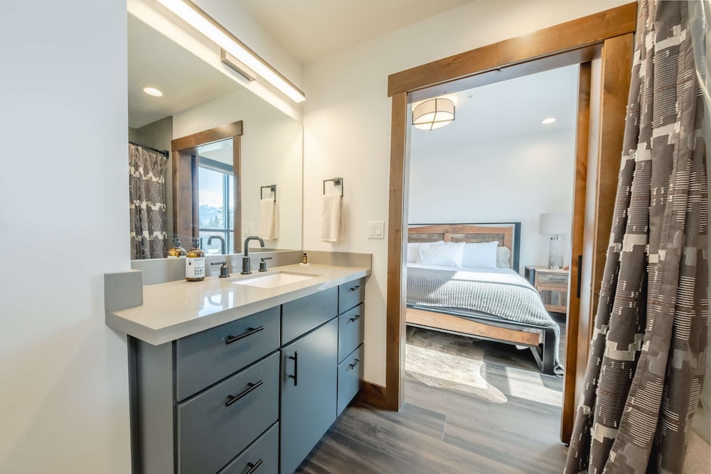 Downtown Penthouse Condo For 4!