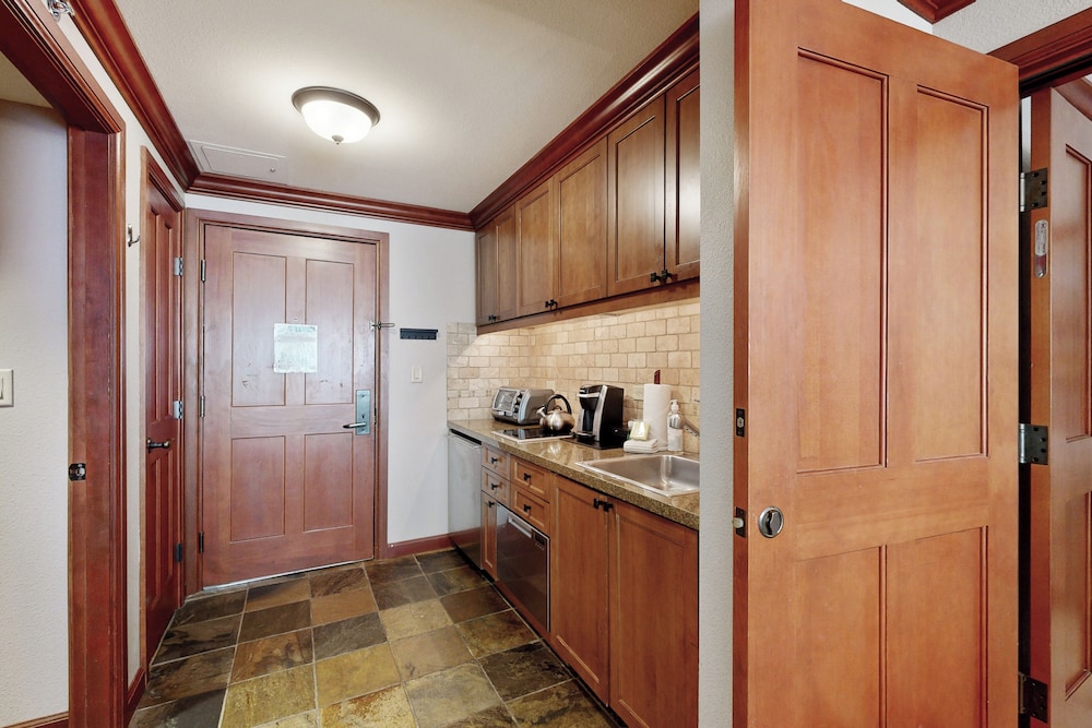 2BR Resort Condo Ski-in/ski-out, Pool, Hot Tub