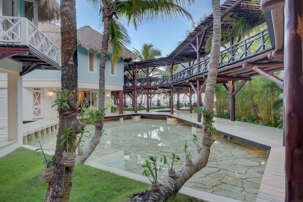 6 BR Beachfront Lush Oasis