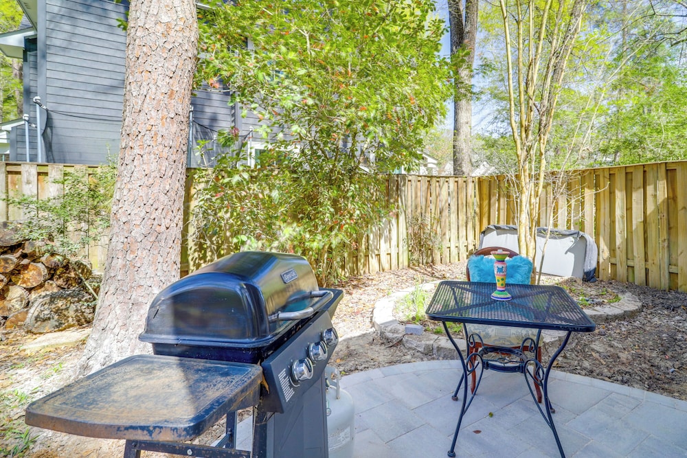 Hot Tub, Fire Pit: Retreat in The Woodlands!